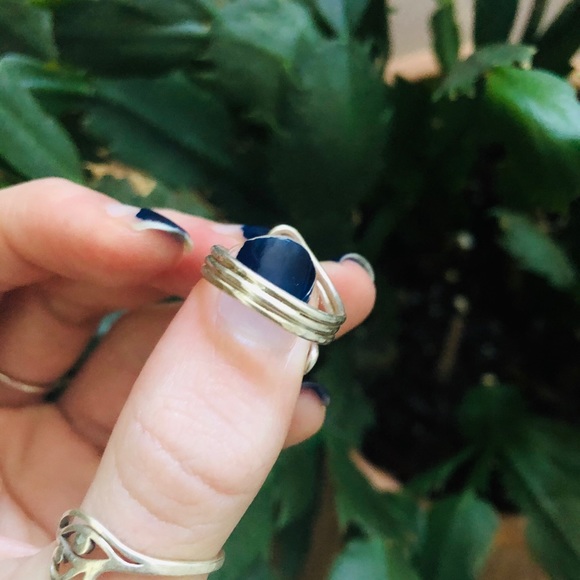 VINTAGE Hammered Metal Abstract Peridot Wrap Ring - Picture 4 of 5